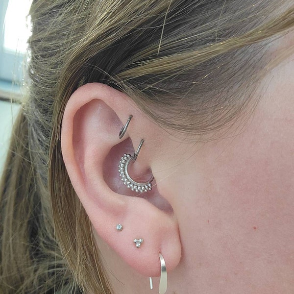 Arc Hoop Small | Must-Have Contemporary Hoop Earrings