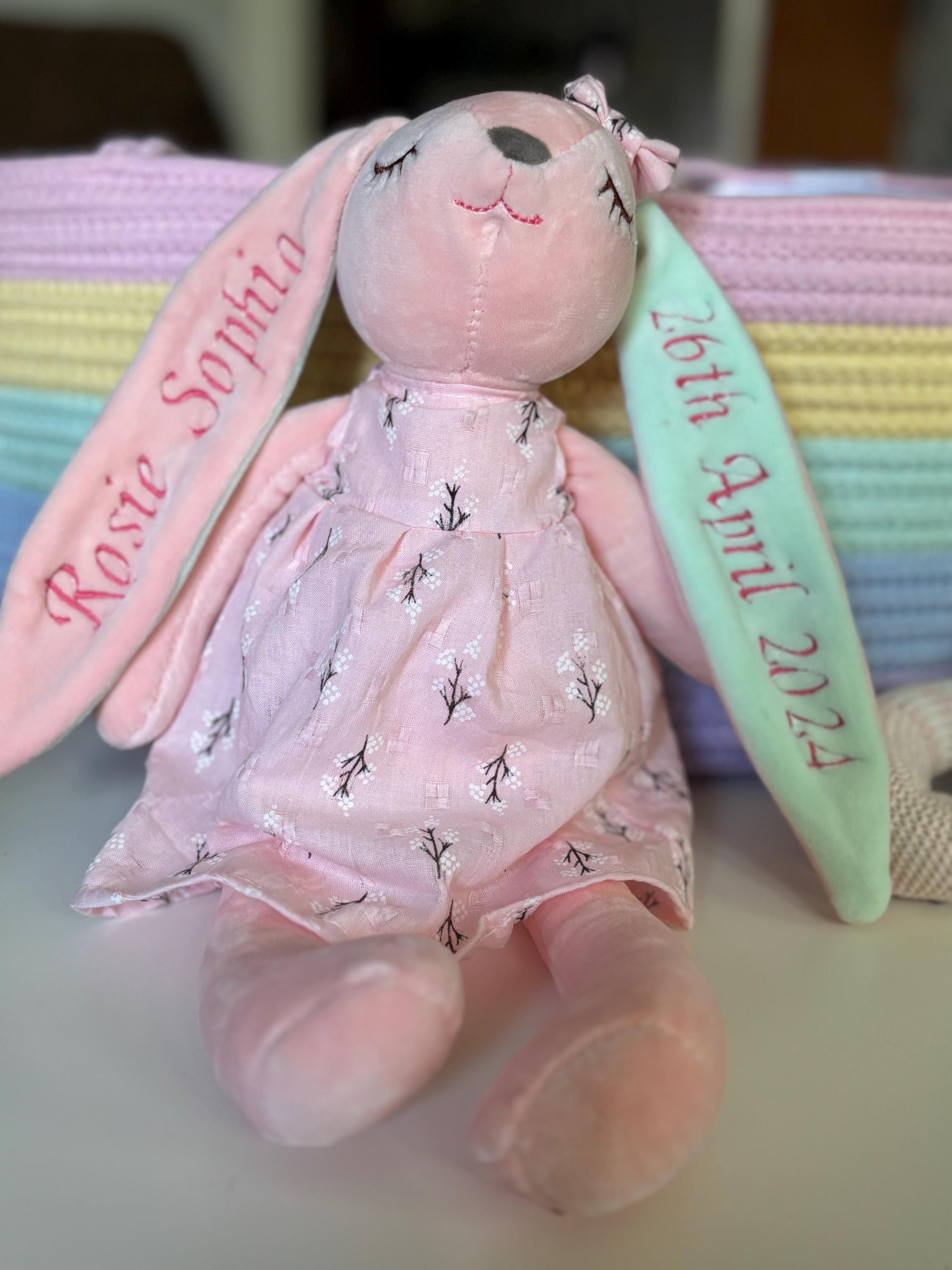 Entzückender personalisierter Hase: Ein aufmerksames Babyparty-Geschenk für Neugeborene - Personalisierter Hase mit Stickerei