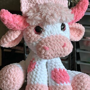 かぎ針編みの座っている牛のパターン、雄牛のあみぐるみぬいぐるみ