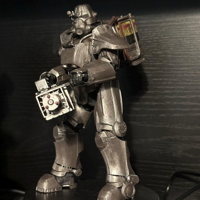 1:12スケールのガトリングレーザー+バックパックとガウスライフル