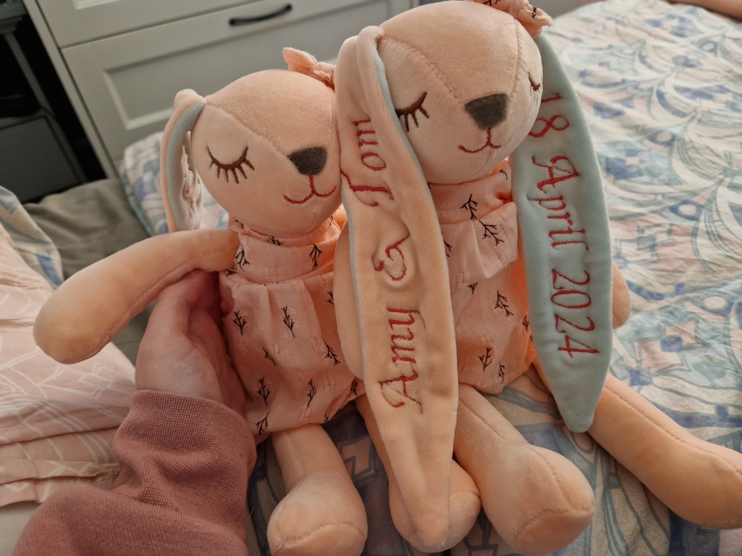 Entzückender personalisierter Hase: Ein aufmerksames Babyparty-Geschenk für Neugeborene - Personalisierter Hase mit Stickerei