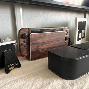 Nintendo Switchデバイス用ダークウッドグレインスキンラップ | 標準