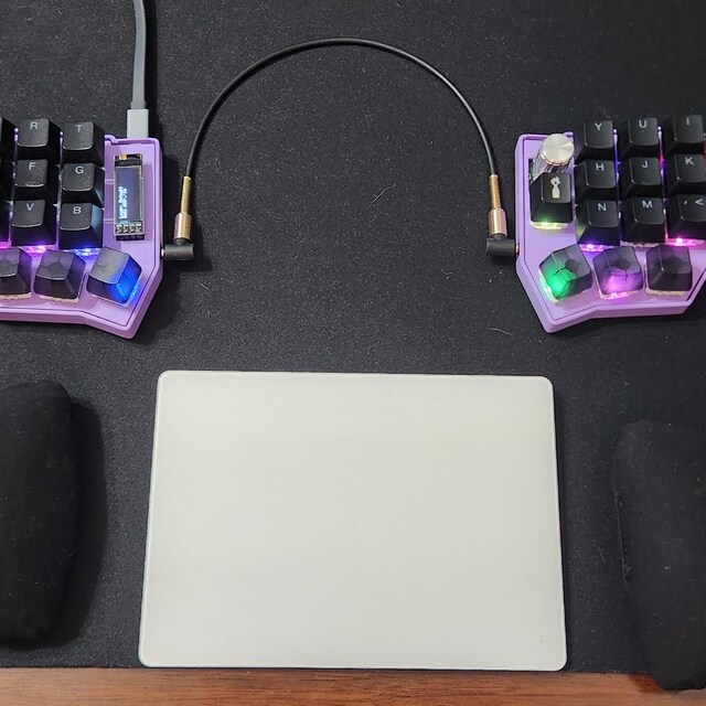 Corne v4キーボード。プリビルド済みの分割エルゴノミックRGB