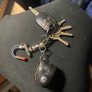 The guide - TOP / Titanium Edc Keychain Bi-Carabiner, with swivel takes  turns.