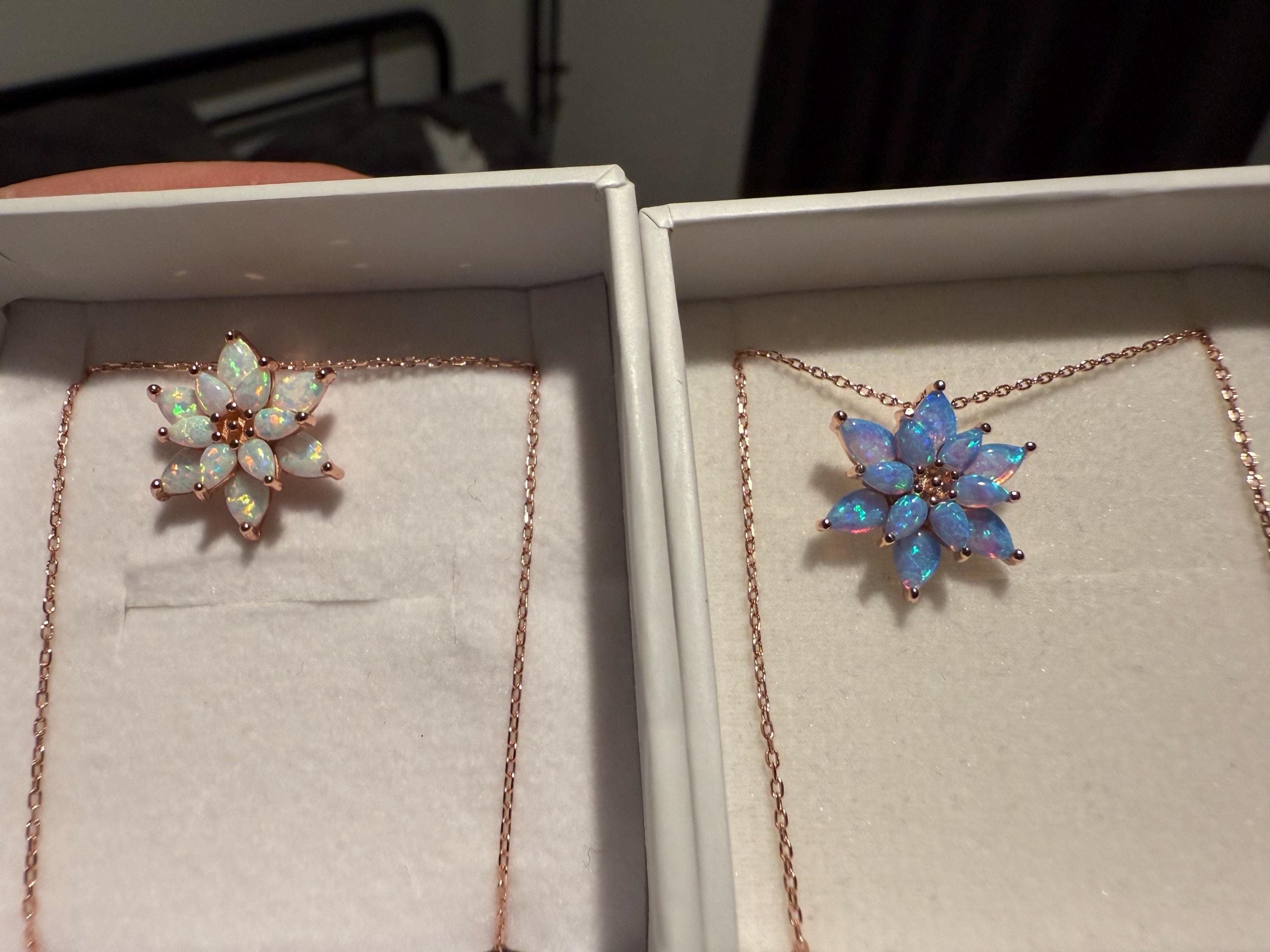OpalBlumen Halskette, Zierliche Opal Halskette, OpalBlumen Halskette, Weiße Opal Halskette Gold, Muttertagsgeschenk, Brautjungfern Halskette, Geschenk für sie
