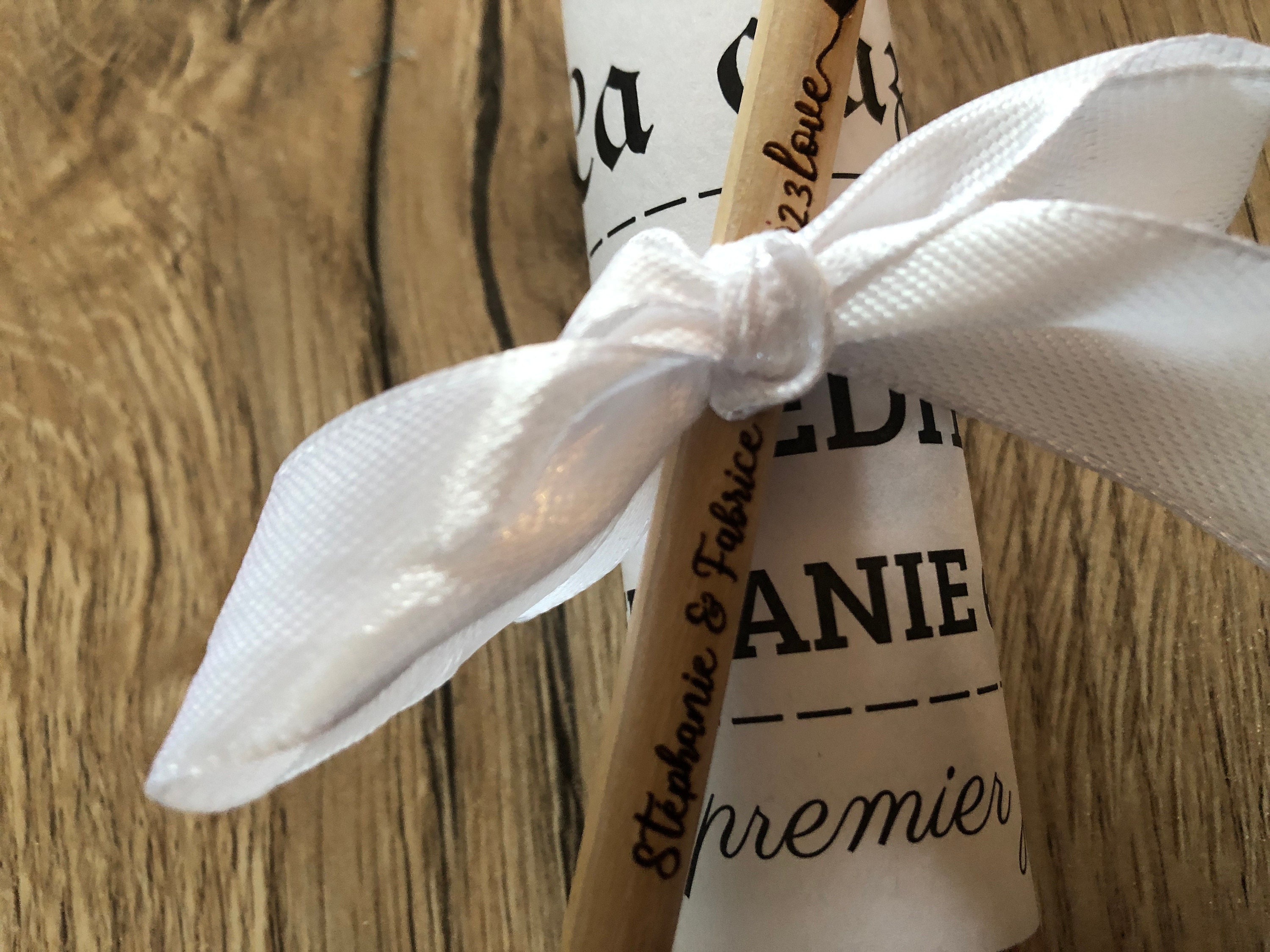 Hochzeitsgeschenke, personalisierte, gravierte rustikale Holzstifte zur Hochzeit. Einzigartige Ideen für Hochzeitsgeschenke für Geschenktüten • AA078