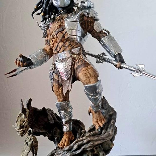 Handcrafted Predator Figurine – 35 Cm Tall – Detailed Sci-fi