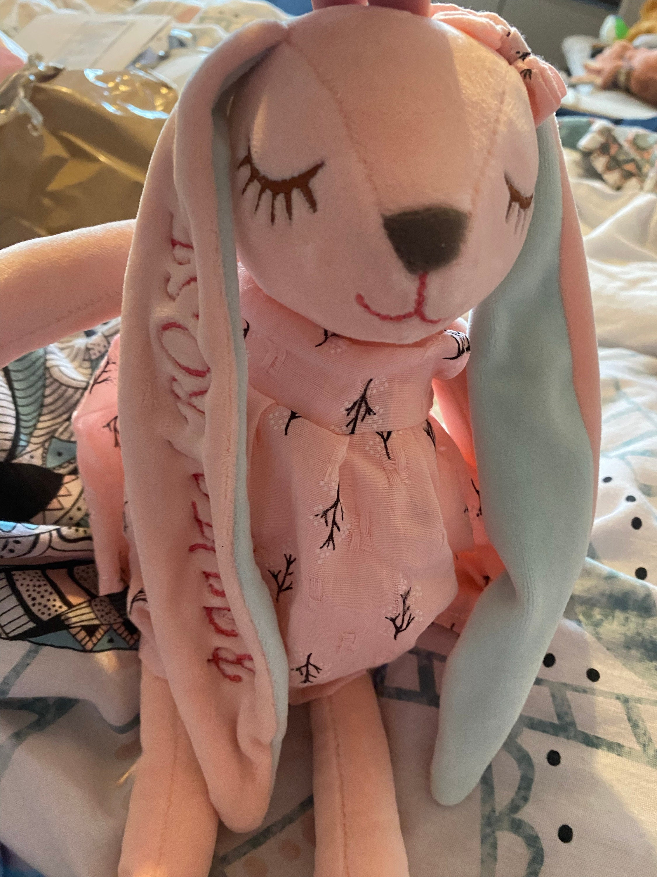 Entzückender personalisierter Hase: Ein aufmerksames Babyparty-Geschenk für Neugeborene - Personalisierter Hase mit Stickerei