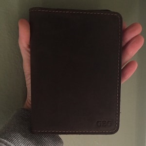 Monogram leather passport holder black – Totême