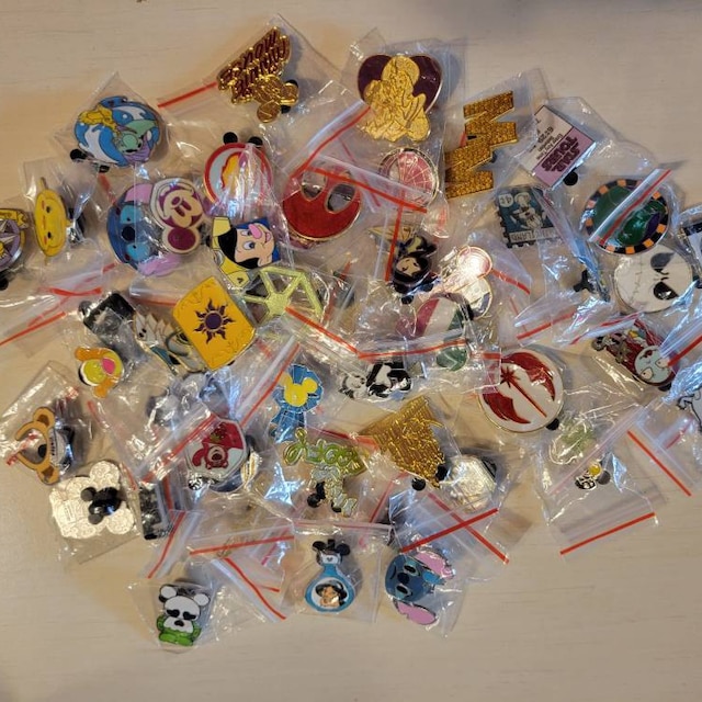 DISNEY PIN LOT of 1000 mixed pins fastest shipper in USA $399.92