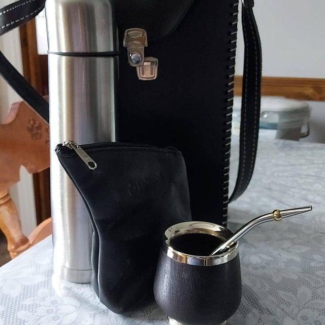 マテ茶　アルゼンチン　最高級マテ壺2点セット・アルパカ の彫刻を施した手作り品 OKIYA | マテを始めるなら最高級のアルゼンチン製マテで🧉 私