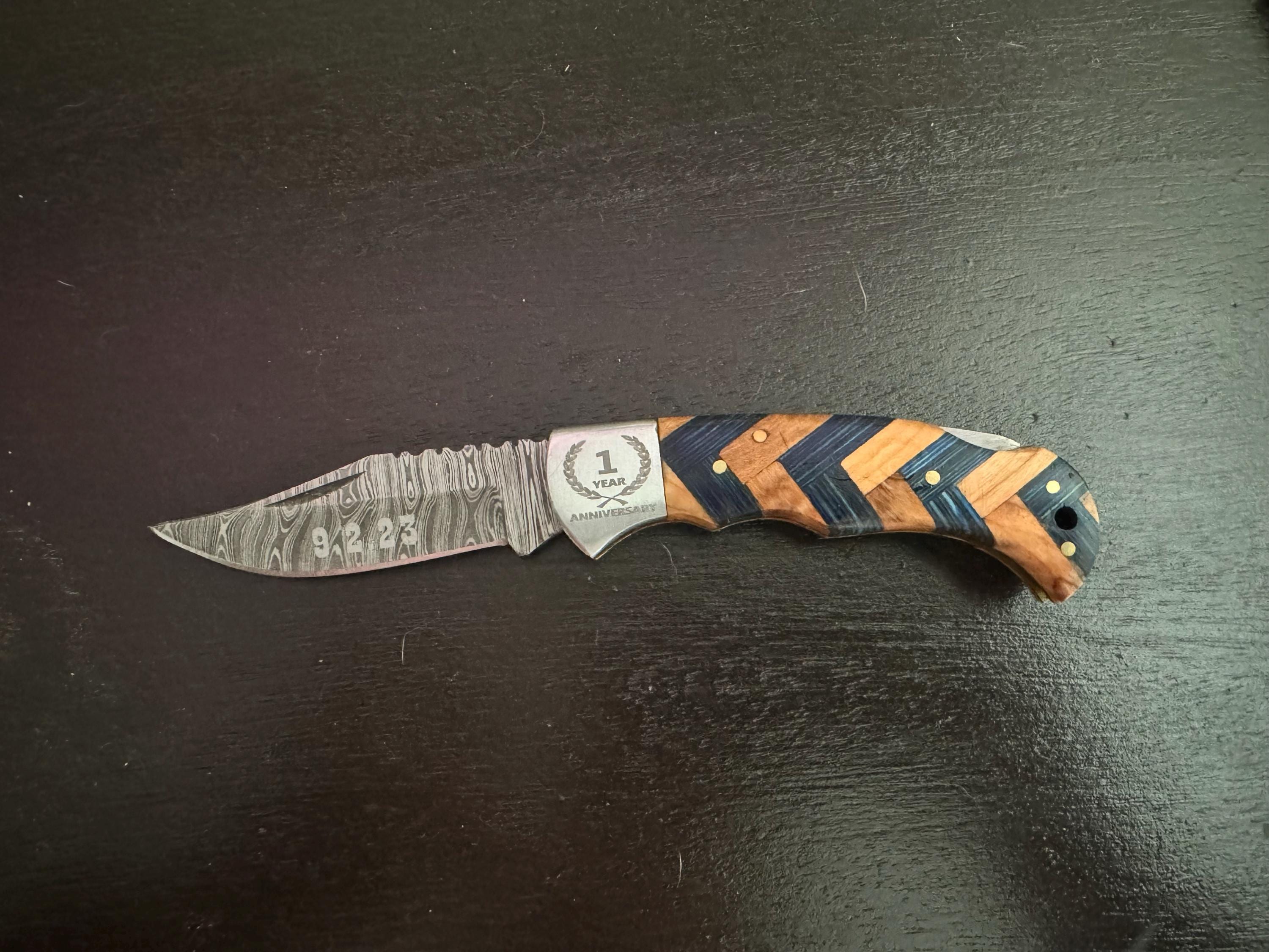 Handgemachtes Damast-Taschenmesser mit Olivenholzgriff, Geburtstagsgeschenk, Klappmesser, Bräutigamsmann-Geschenk, Jahrestag, Hochzeit, personalisiertes Geschenk für Männer
