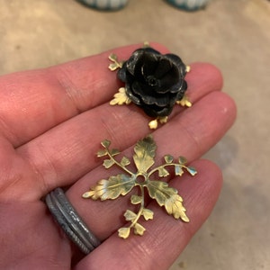 ANTIQUE BRASS (2 Pieces) Flower & Leaf Botanical Spray Stamping ~ Jewelry Ornament Finding (BB-037) - Israel