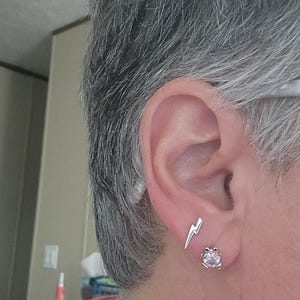 Orecchini a perno a forma di fulmine in argento sterling, argento o oro o oro rosa, orecchini a perno a forma di fulmine, orecchini a perno minimalisti - Italia