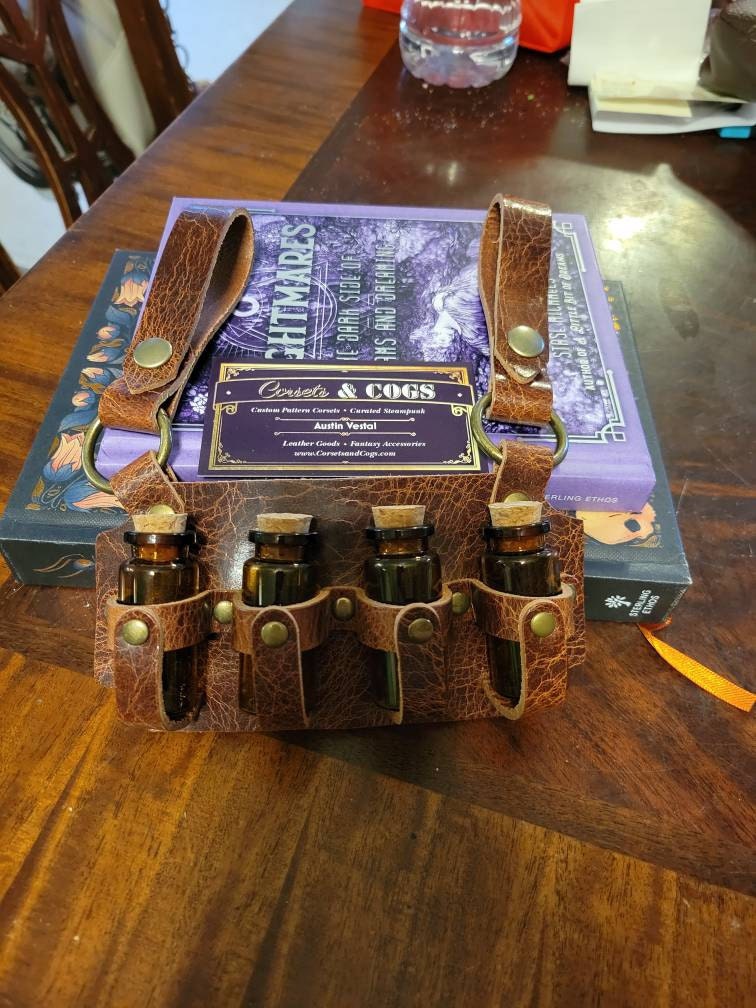 Vierfach-Fläschchenholster aus Leder