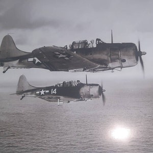 Foto del bombardero en picado Douglas SBD-5 Dauntless de la Armada