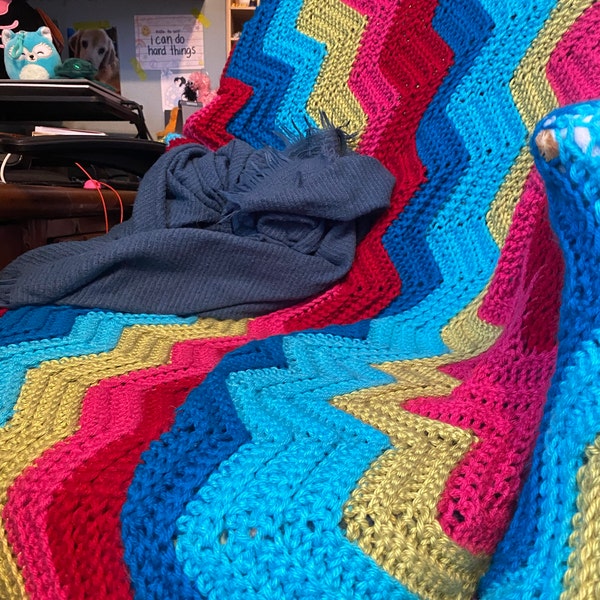 Round afghan/lapghan/throw/baby blanket in green, turquoise