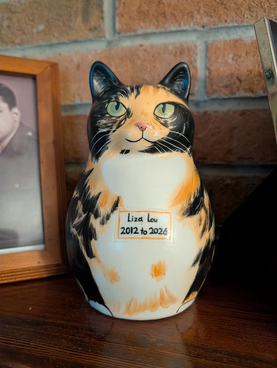 Hand-painted cat urn capturing tiny nose freckles — 5 star Etsy review by Leah, Farbe Ceramics