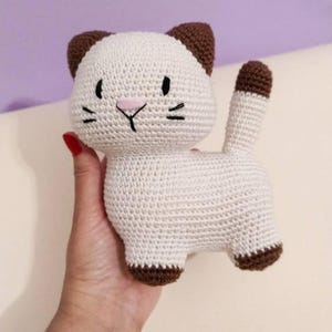 かぎ針編みの猫のあみぐるみパターン: マンチカン猫のミミ (PDF 英語