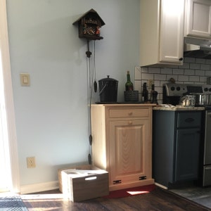 Gabinete de papelera de madera. Cubo de basura inclinado | Etsy