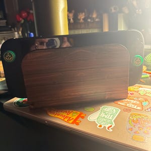Nintendo Switchデバイス用ダークウッドグレインスキンラップ | 標準 Nintendo Switchデバイス用ダークウッドグレインスキンラップ | 標準