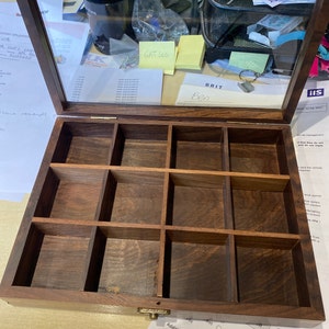 Scatola Portacampioni In Legno Massello Di Pino Con 27 Scomparti E Coperchio In Vetro, 28x18x3,5 Cm, Per Collezione Minerali, Rocce, Cristalli, Gioielli E Bigiotteria