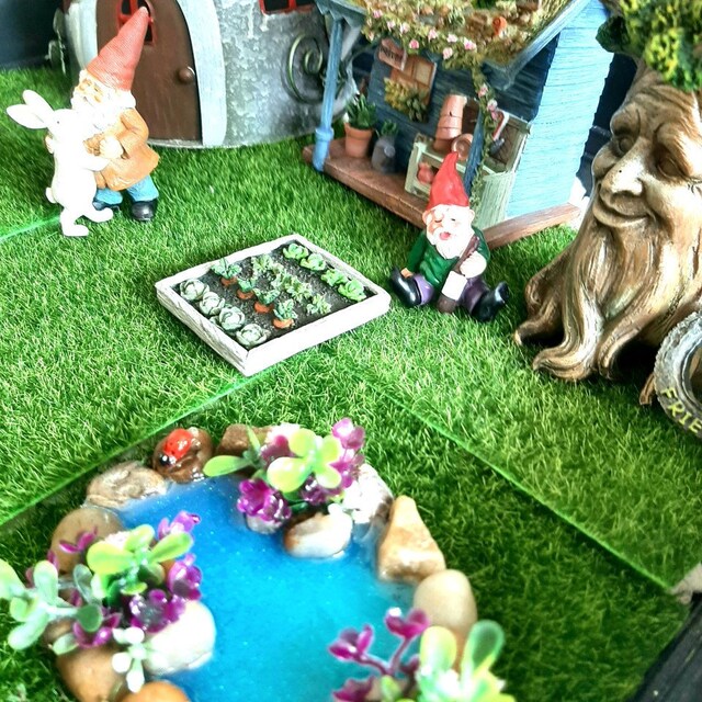 Joykick – Kit De Jardín Estanque De Peces De Hadas En Miniatura Pintada A Mano Figura Decorativa Estatuas Con Accesorios – Set De 4 Piezas Para Decoración De Tu Casa O Jardín