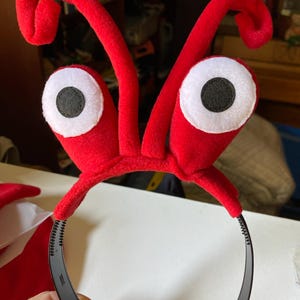 Een cartoon tekening van een krab met ogen en mond | Premium AI