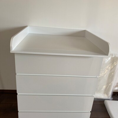 Puckdaddy Marius verschoonmat - 108x80x10 cm, houten verschoonmat in wit met scherm, hoogwaardig verschoonbaar tafelblad compatibel met commodes. - Past perfect bij onze aankleedkussens