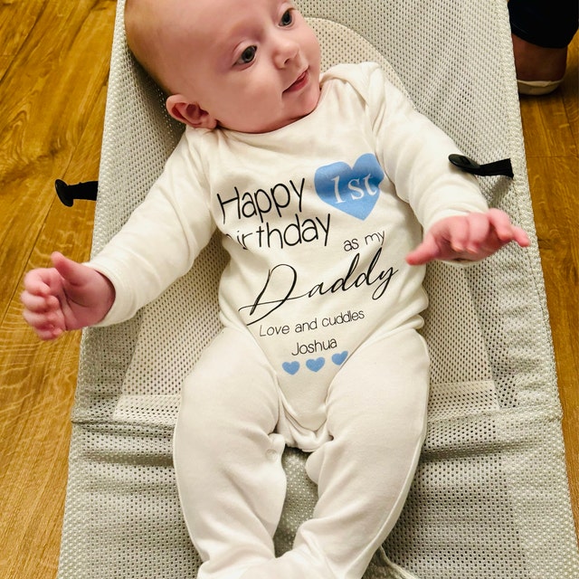 Body Neonato In Cotone - Happy 1st Birthday As My Daddy - Blu - Taglie 0-12 Mesi - Certificato Oeko Tex