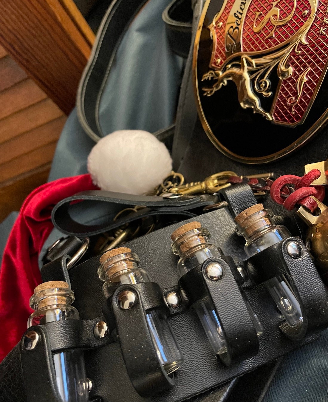 Vierfach-Fläschchenholster aus Leder