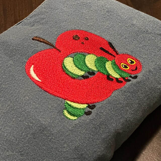 毛虫の刺繍デザイン、フィルステッチ、かわいい毛虫、イチゴ、リンゴ