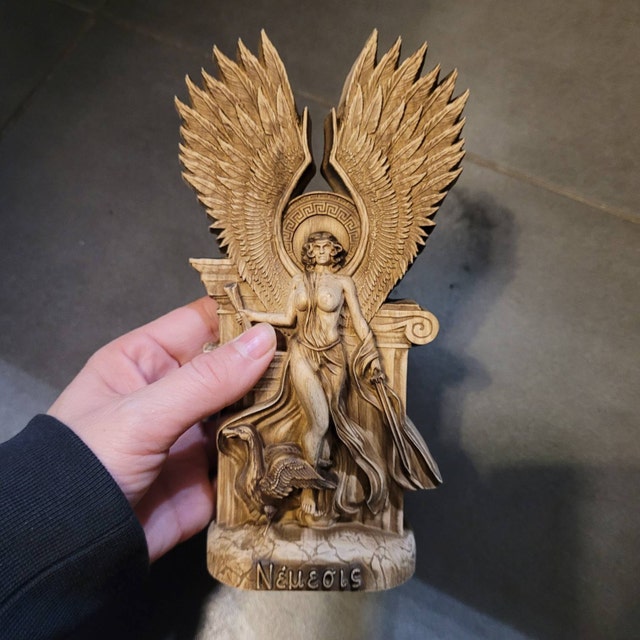 ネメシス像：ギリシャの復讐の女神、木彫 - Etsy 日本