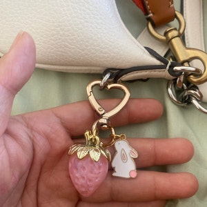 REDSINDA Cute Strawberry Heart Keychain – Daisy Flower Bag Charm, Purse Decor For Women, 3 Inch