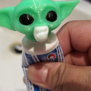 Merkts Baby Yoda Décoration de voiture en résine avec compartiment volant,  cadeaux créatifs pour enfants, accessoires de décoration de voiture :  : Cuisine et Maison