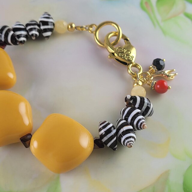 天然の黒と白の縞模様が入った本物のツブ貝の貝殻ビーズ10個 - Etsy 日本