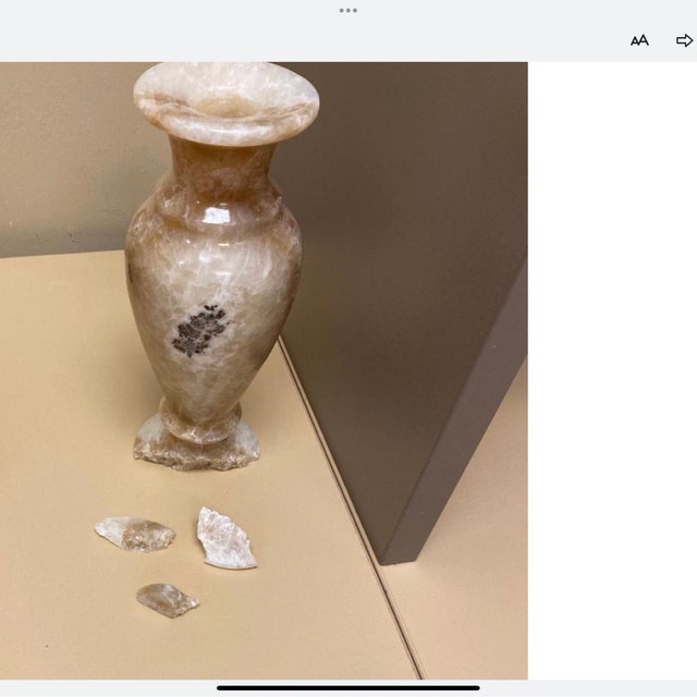 エジプトのアラバスターの花瓶、特徴的なアラバスターの花瓶。エジプト