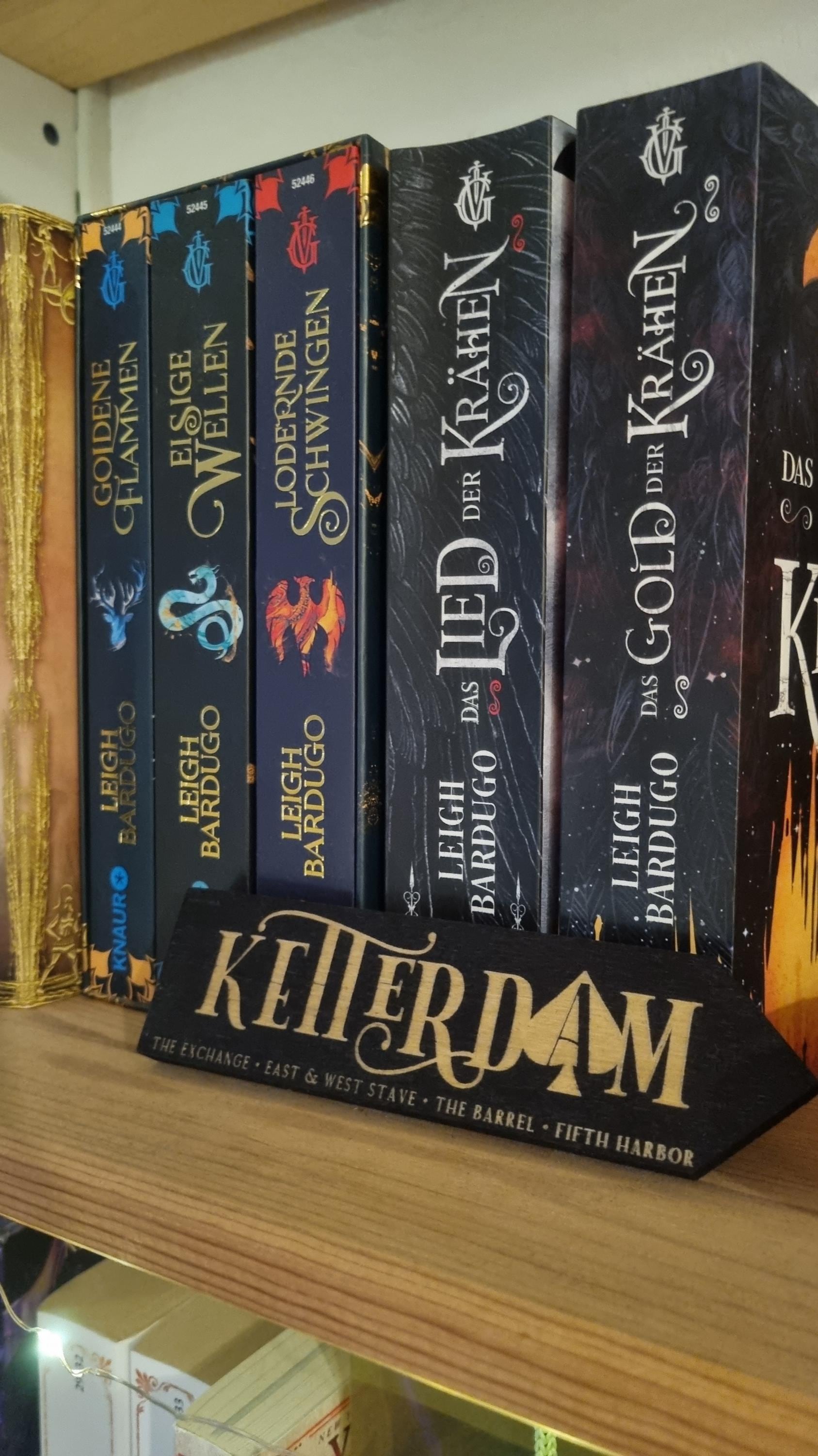 Standing Wooden Signposts, laser engraved, literary places inspired by literature: ACOMAF, Six of Crows, Nevernight...