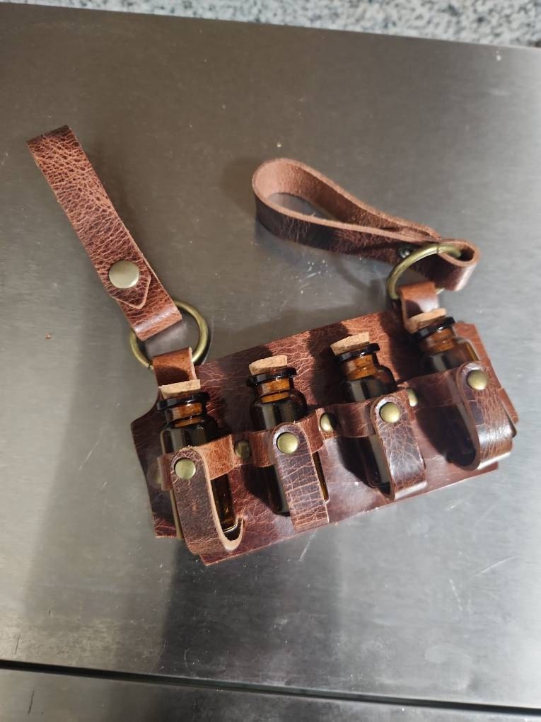 Vierfach-Fläschchenholster aus Leder