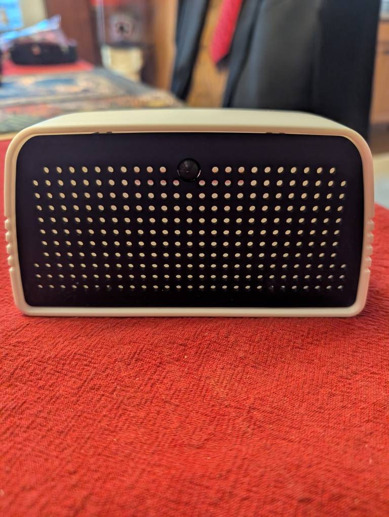 Lumon Industries Severance Board Lautsprecher-Replik | Kabelloses Telefonladegerät | Echte funktionsfähige Kamera | Mid-Century Modern Schreibtisch-Accessoire