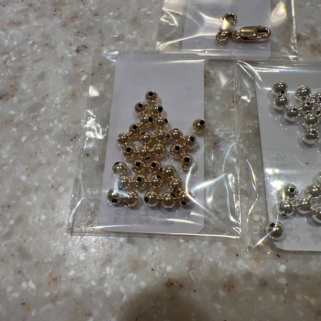 Perle Con Perline Rotonde In Ottone Color Oro Da 4 Mm All'ingrosso - Foto 4