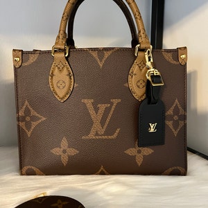 LOUIS VUITTON LOUIS VUITTON Bag tags charm Plastic Gold Used unisex LV logo