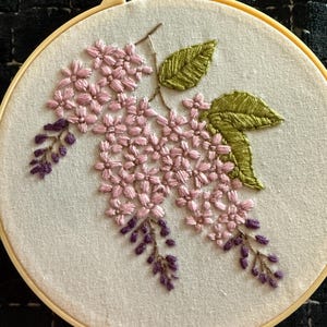 ライラックの枝の手刺繍パターン、紫のライラックの花、ピンクの