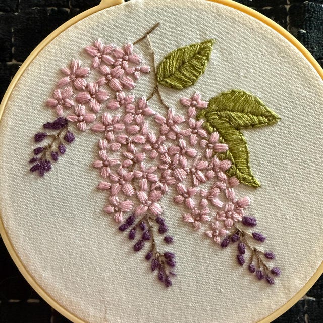ライラックの枝の手刺繍パターン、紫のライラックの花、ピンクの