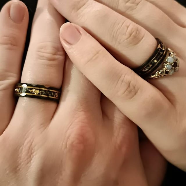 ハンマー仕上げの隕石タングステンカーバイドリング（6mm） - ギフト