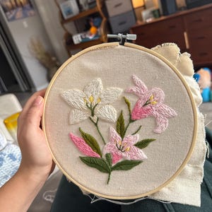 ユリの花の刺繍デザイン、ユリの手刺繍パターン、植物刺繍プロジェクト