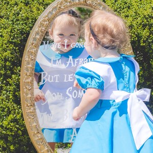 DÉGUISEMENT DE ROBE ALICE DE PAYS DES MERVEILLES. SEMAINE DU LIVRE/JOURNÉE MONDIALE DU LIVRE DÉGUISEMENT POUR LES FILLES. ROBE BLEUE + TABLIER