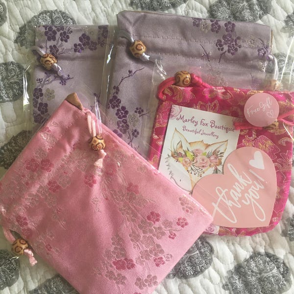 DRAWSTRING POUCH WITH CHAIN STRAP BLOSSOMS AND BRUSHSTROKES