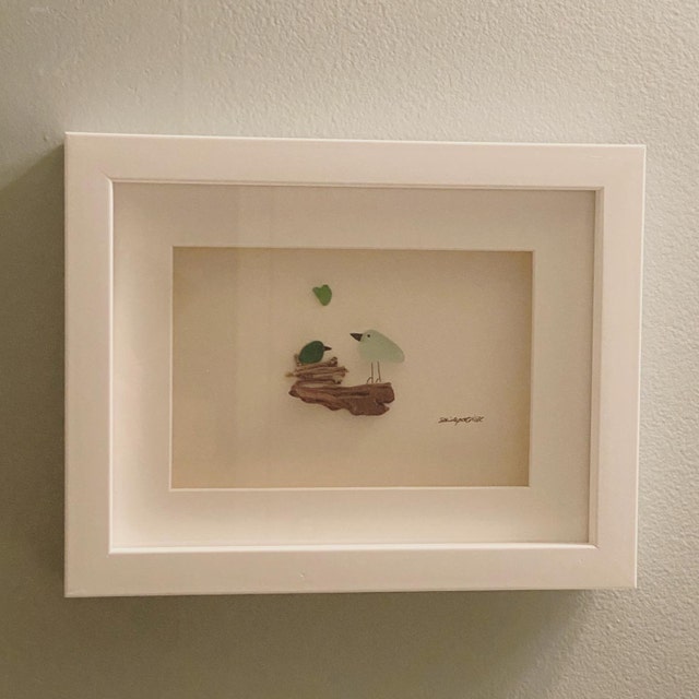 小石アートとシーグラスの絵画 - 額装された手作りの巣を作る鳥たち