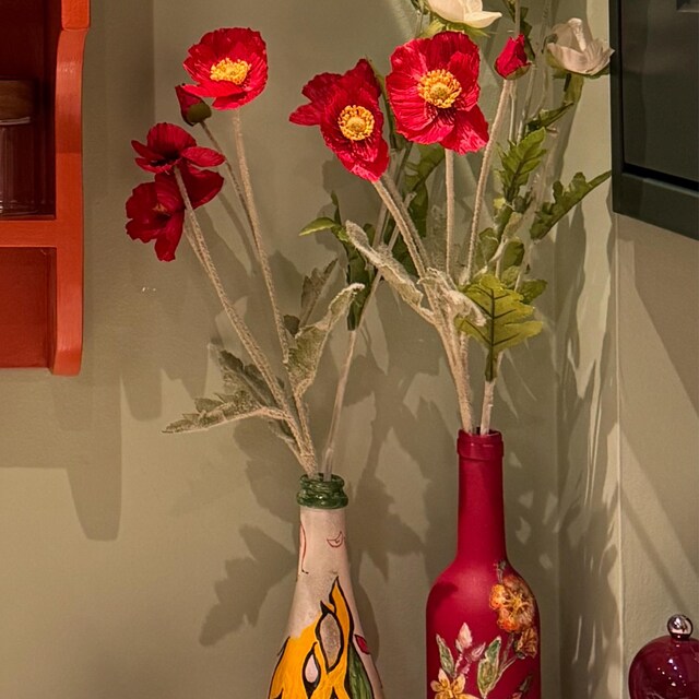 ポピーの造花 アレンジメント 赤 茶色の花瓶付き 背の高い白いフェイクポピー、人工ポピー、フェイクフラワー、造花